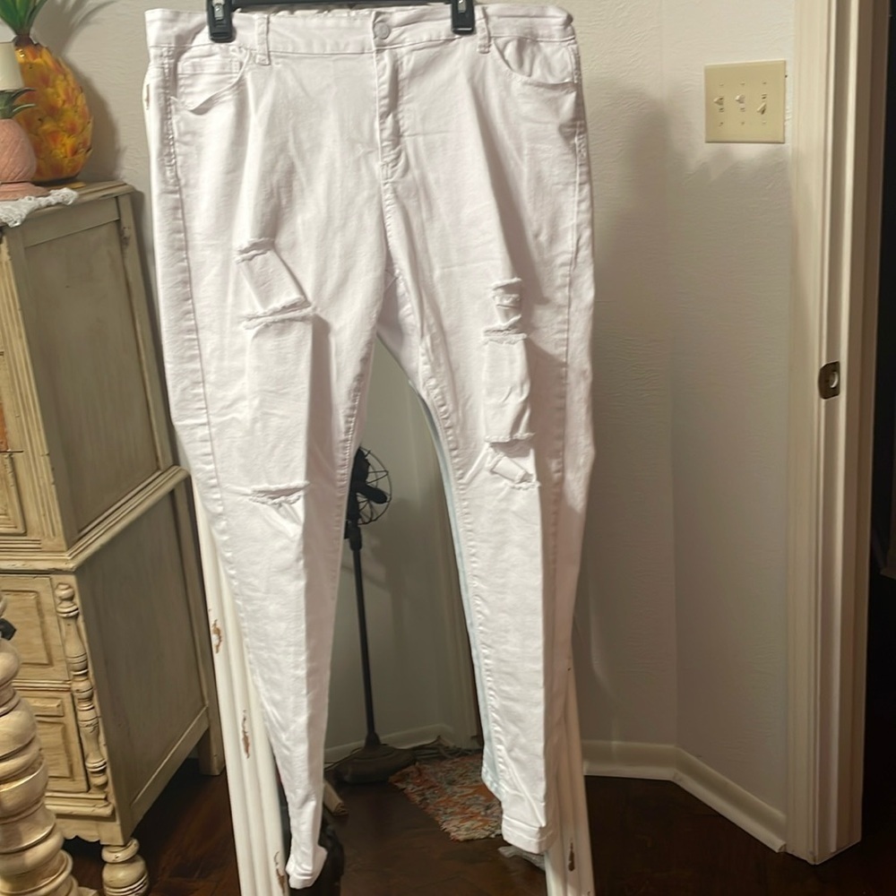 🌹🌹🌹BOGOHO 🌹🌹🌹White Distressed Jeans-Size 20